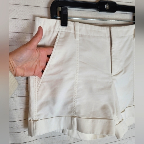 VINCE PLEATED ROLLED CUFF SHORTS, SZ 10 - Picture 3 of 13